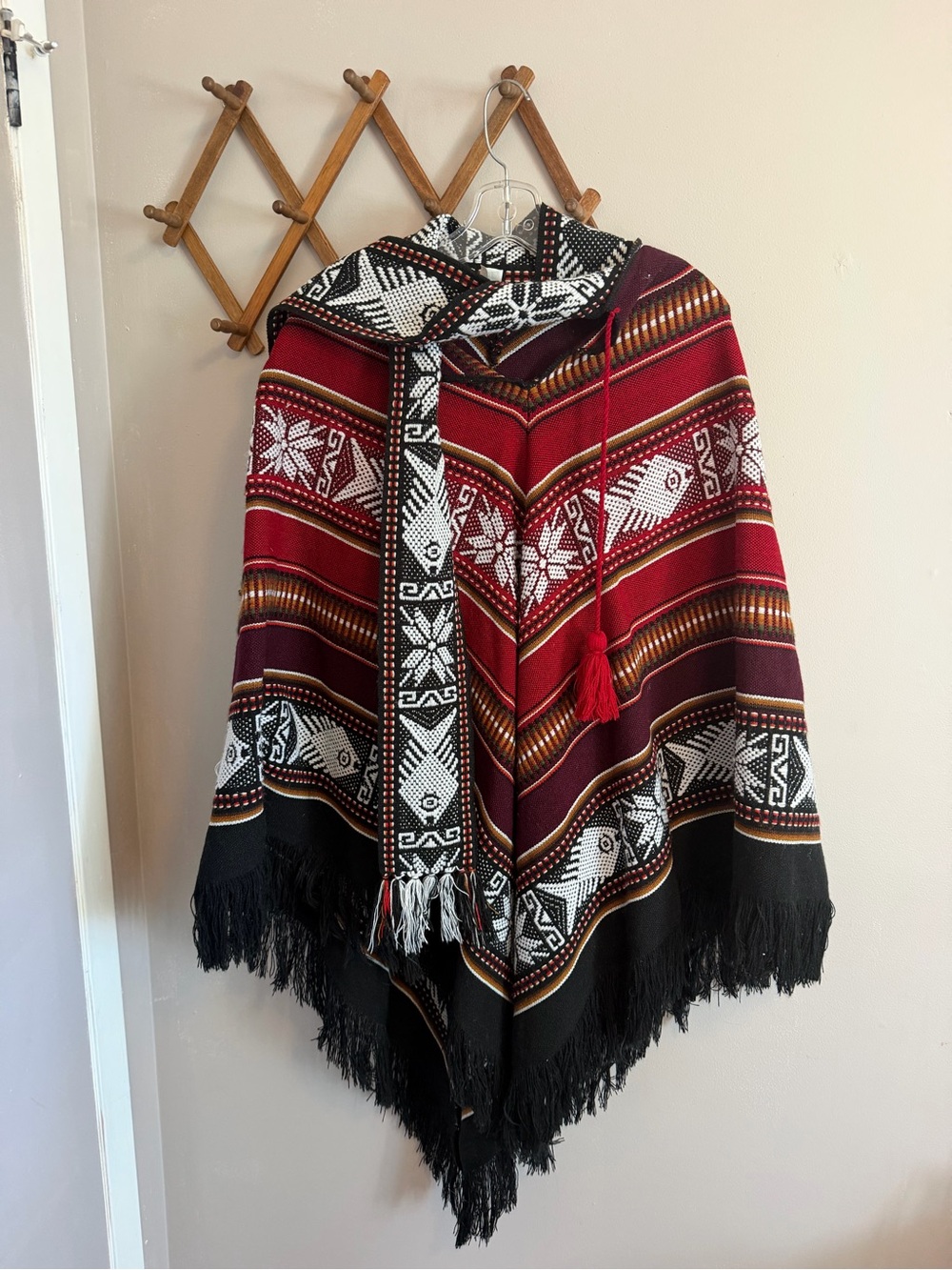 JUANITOS Vintage 100% Wool Hooded Fringe Poncho Cape Scarf Red Black OS